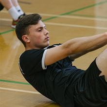 man doing trunk curl