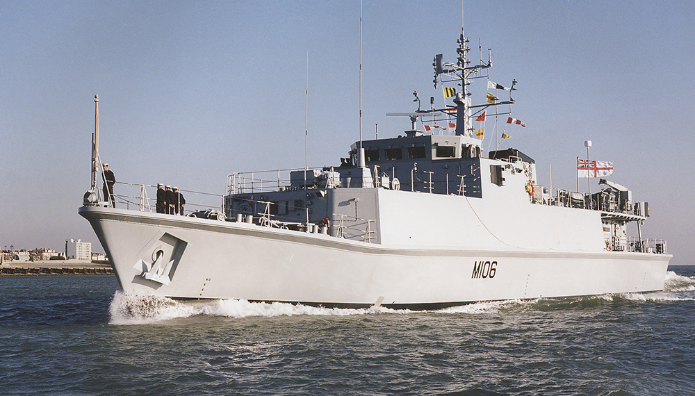 HMS Penzance powers through the sea