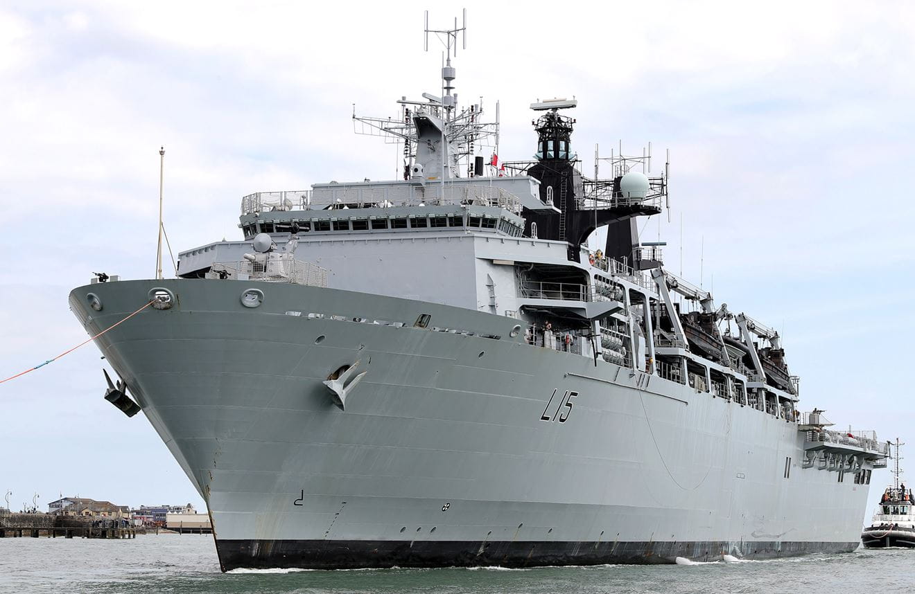 Royal-Navy-Equipment-Ships-04-albion.jpg The large amphibious assault ship, HMS Bulwark enters Portsmouth Harbour