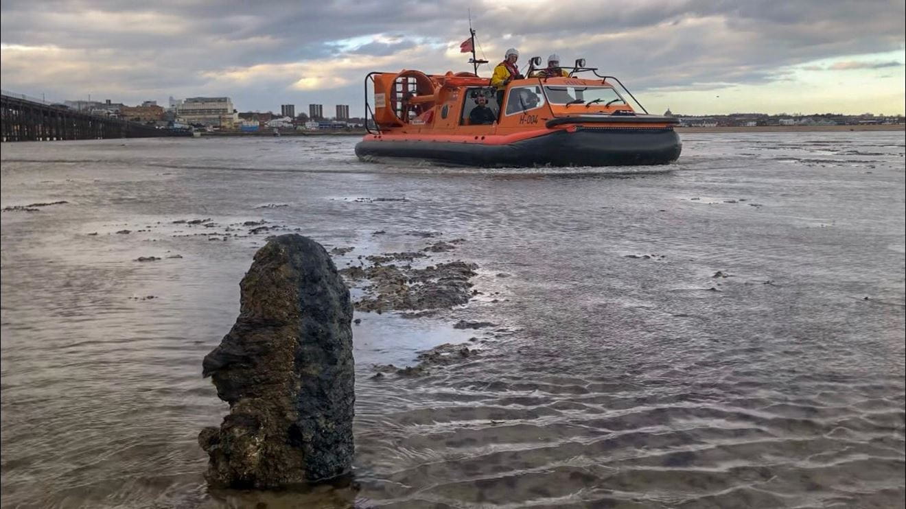 Southern Diving Unit arrive to dispose of the shell