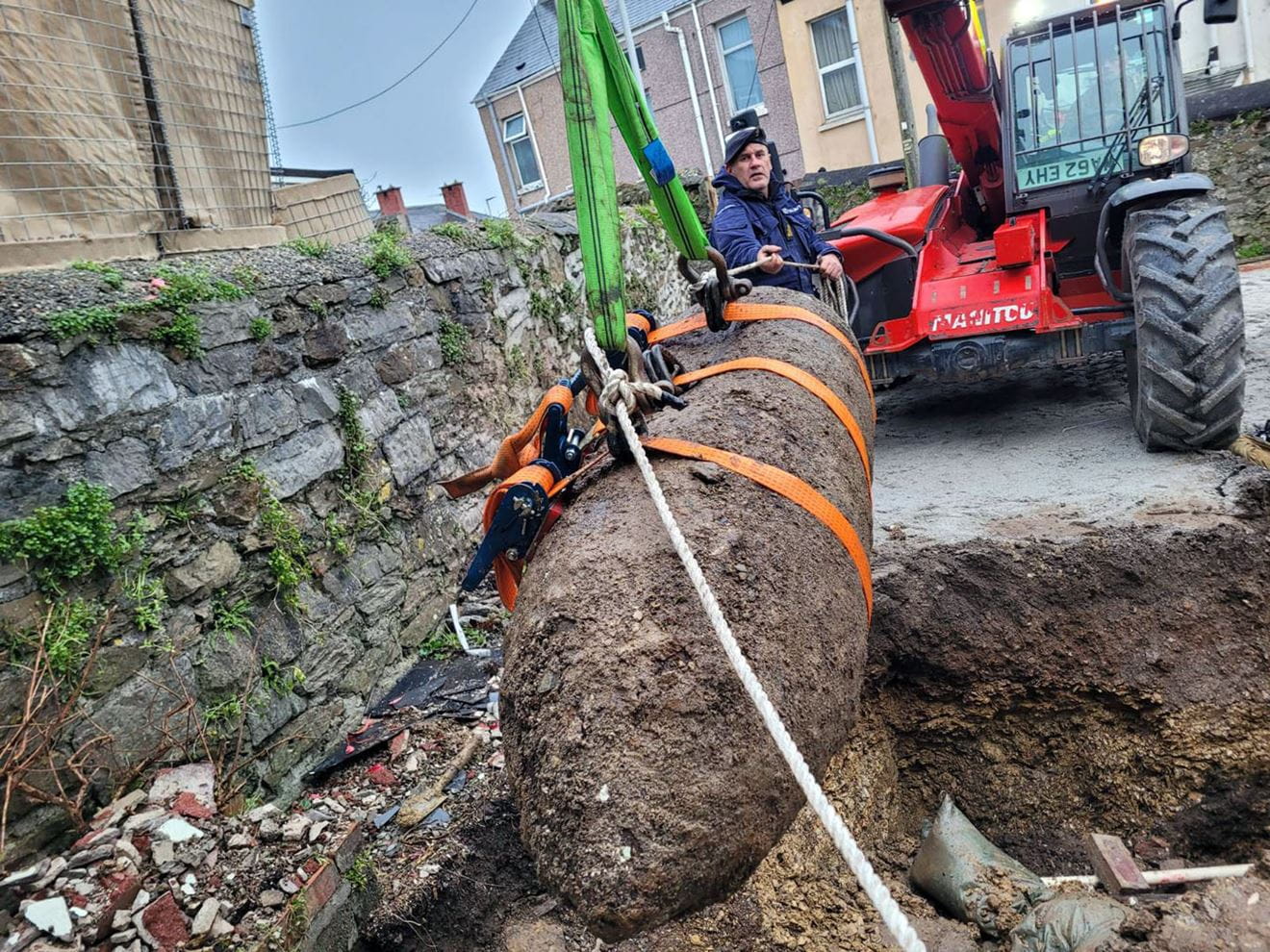 POD Cartwright oversees the safe lifting of the bomb