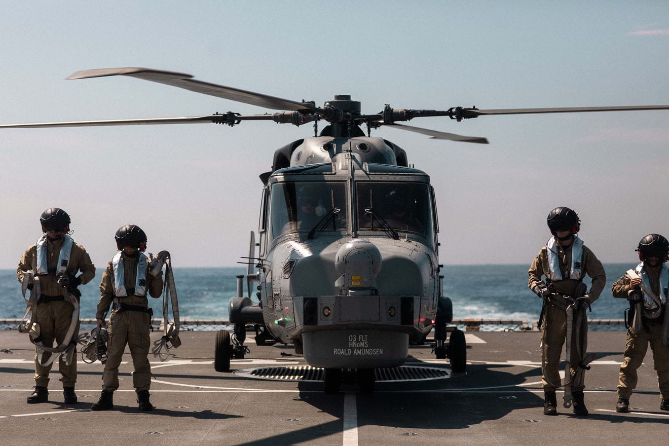 Royal Navy Wildcat-personell og KNM Roald Amundsen gjennomfører heli-operasjoner som en del av en hangarskipsstyrke under operasjon Highmast 25.