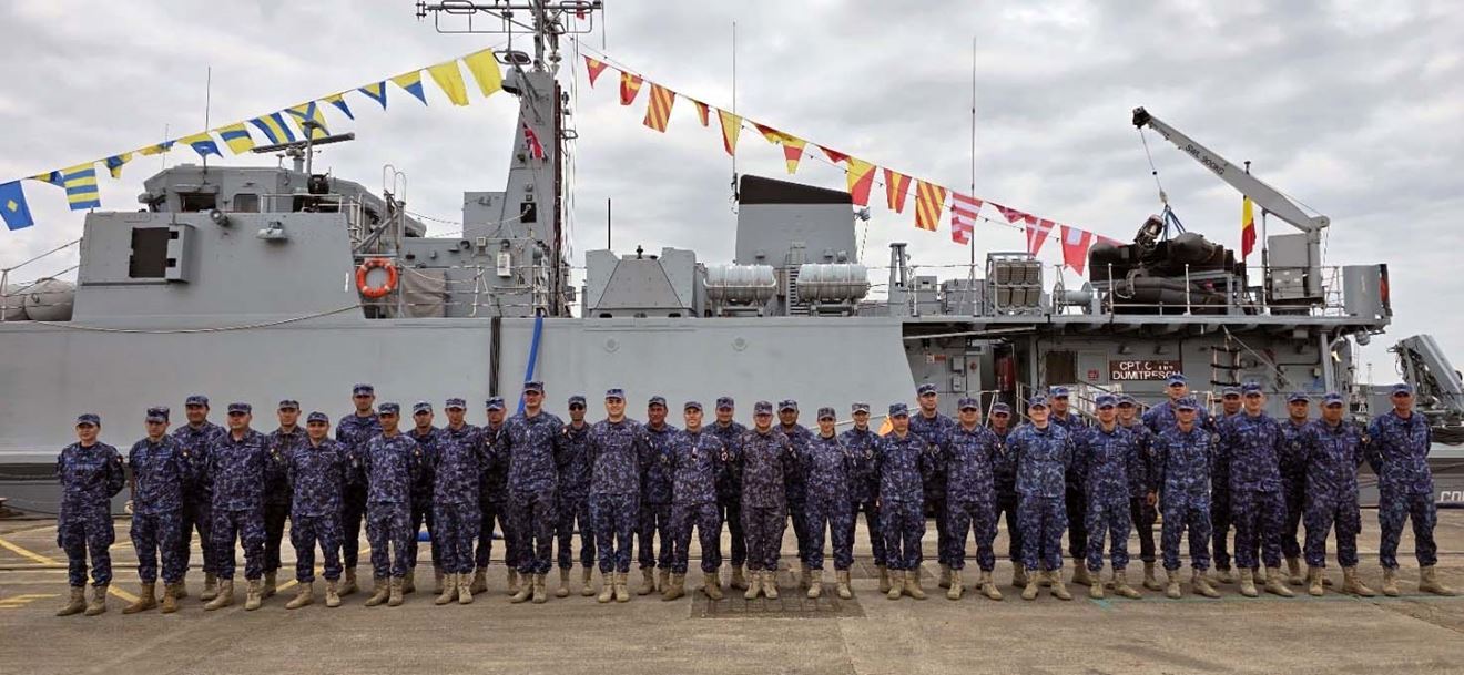 Dumitescrus crew pose next to their ship