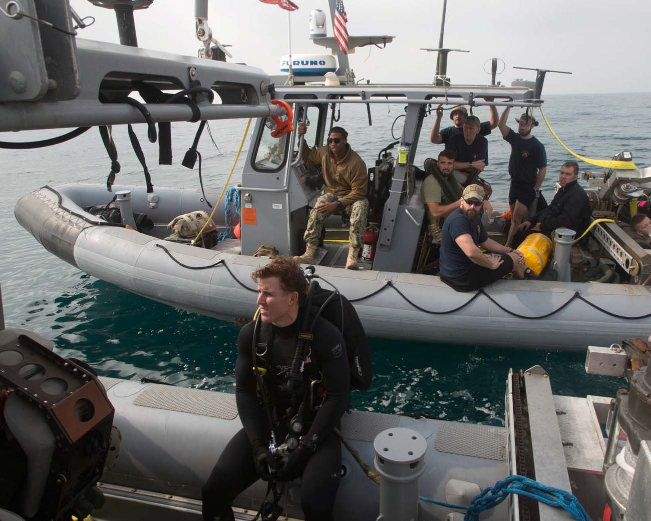 Divers hunt mines in joint US-UK exercise