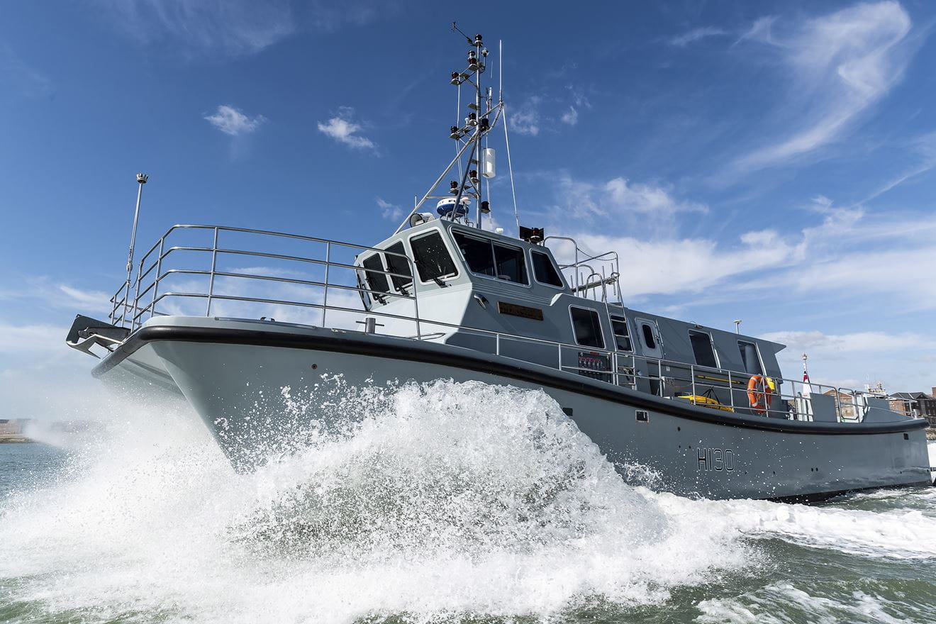 HMS Magpie manouevres at speed off Portsmouth HMS Magpie manouevres at speed off Portsmouth