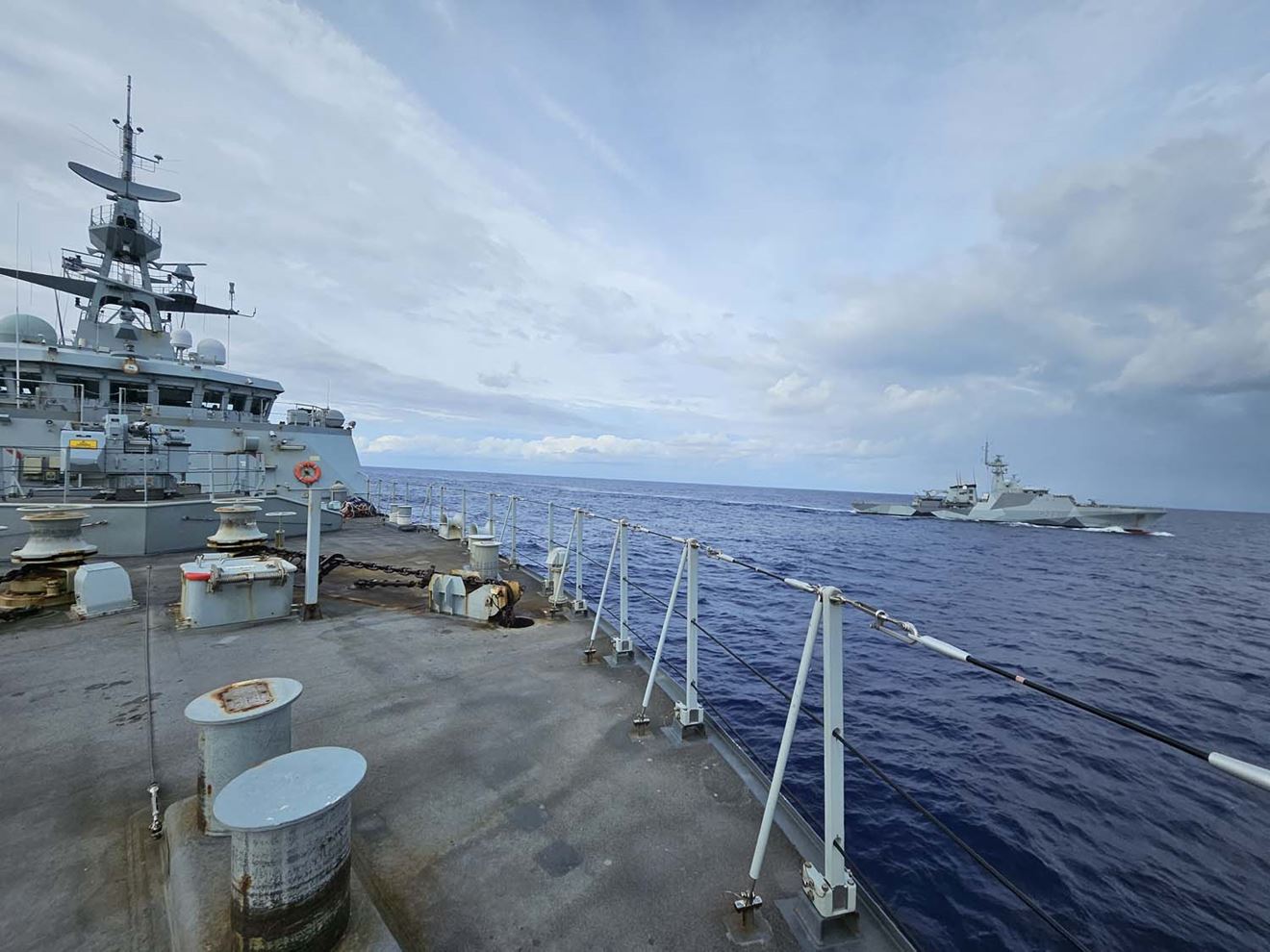 HMS Trent hands over to HMS Medway in the Caribbean