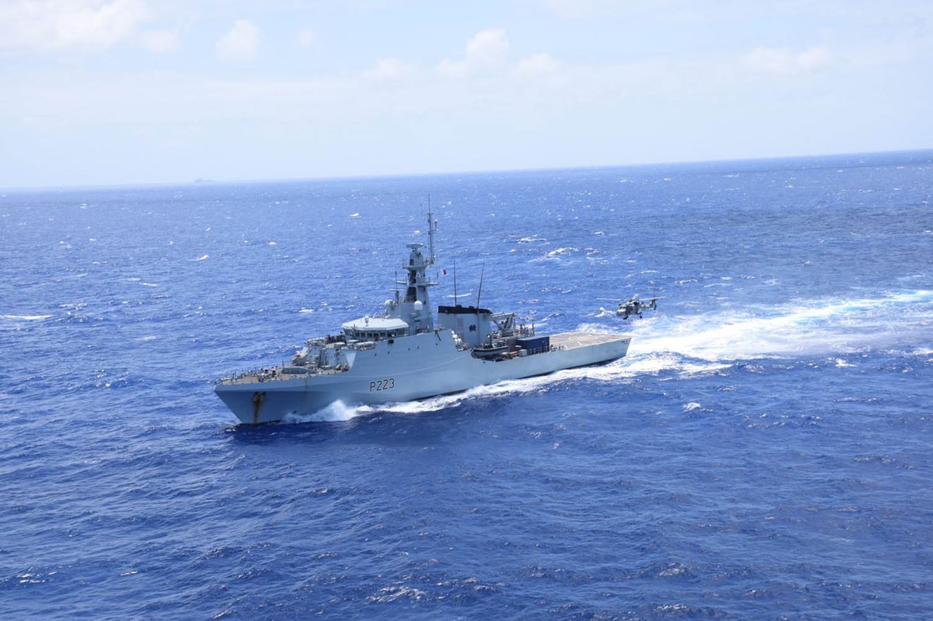 Merlin landing on HMS Medway