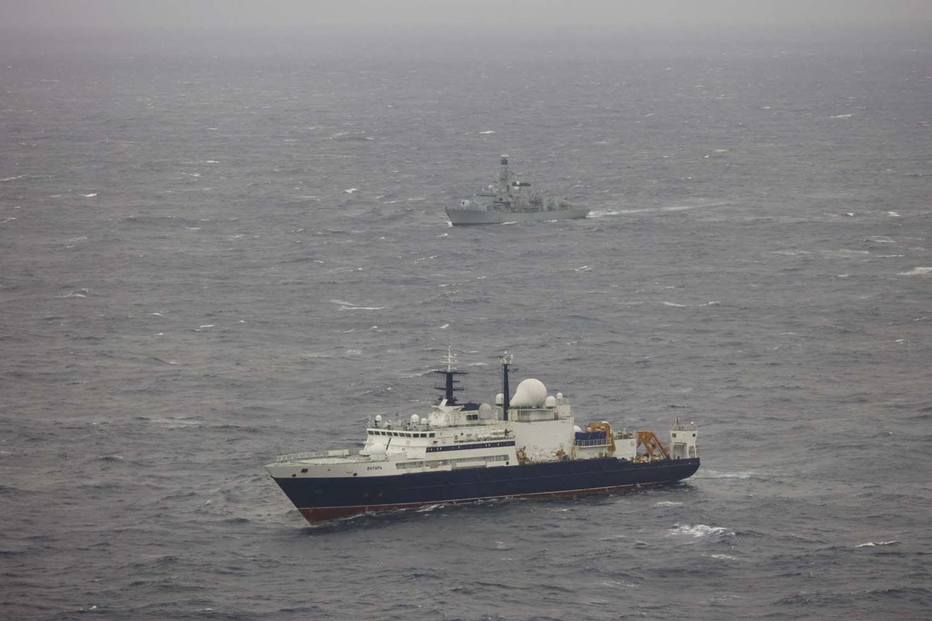 HMS Somerset tracks Yantar