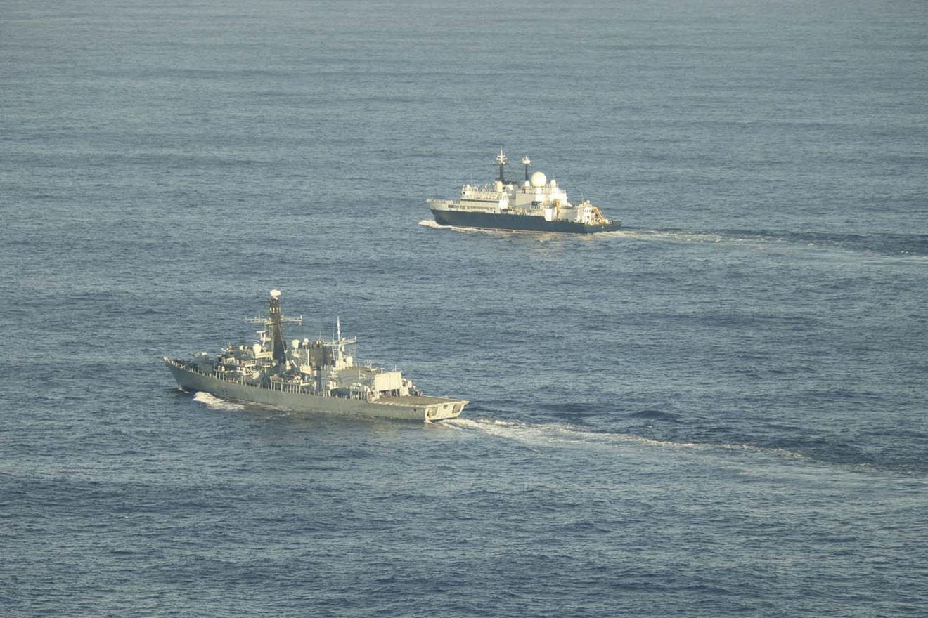 HMS Somerset tracks Yantar