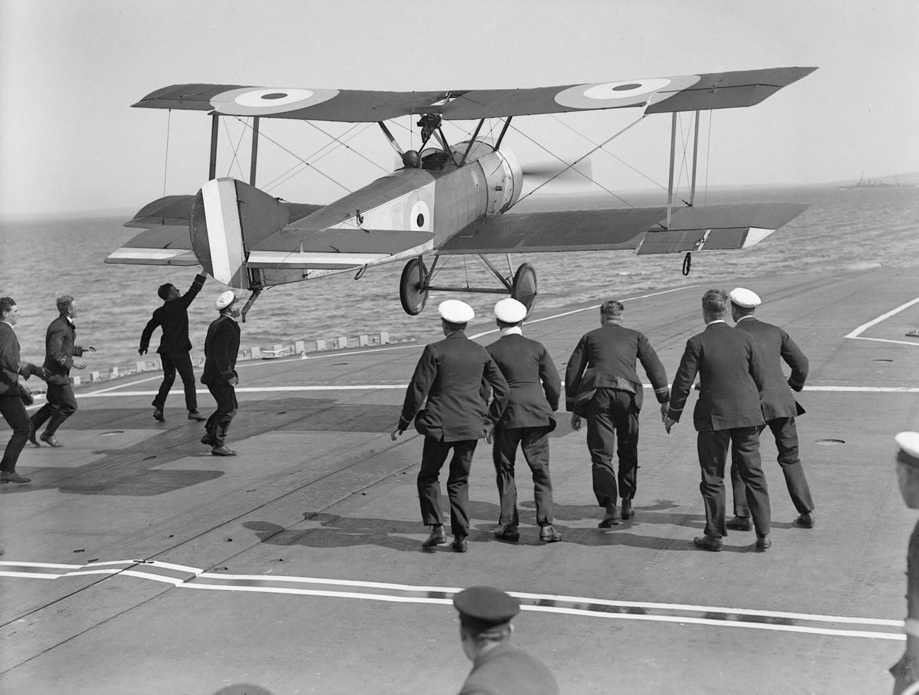 Sqn Cdr E H Dunning tries to land his Sopwith Pup on HMS Furious in August 1917