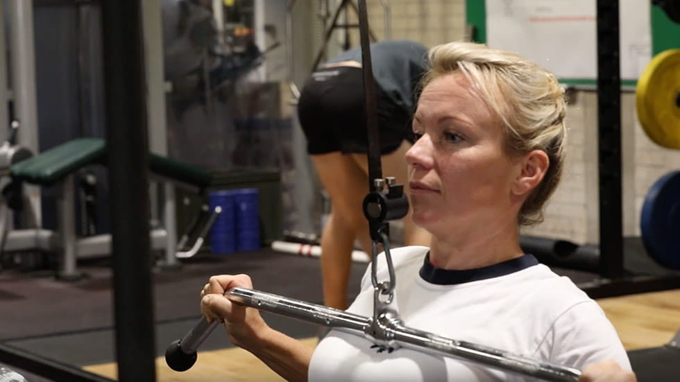 Physical instructor lat pull down technique
