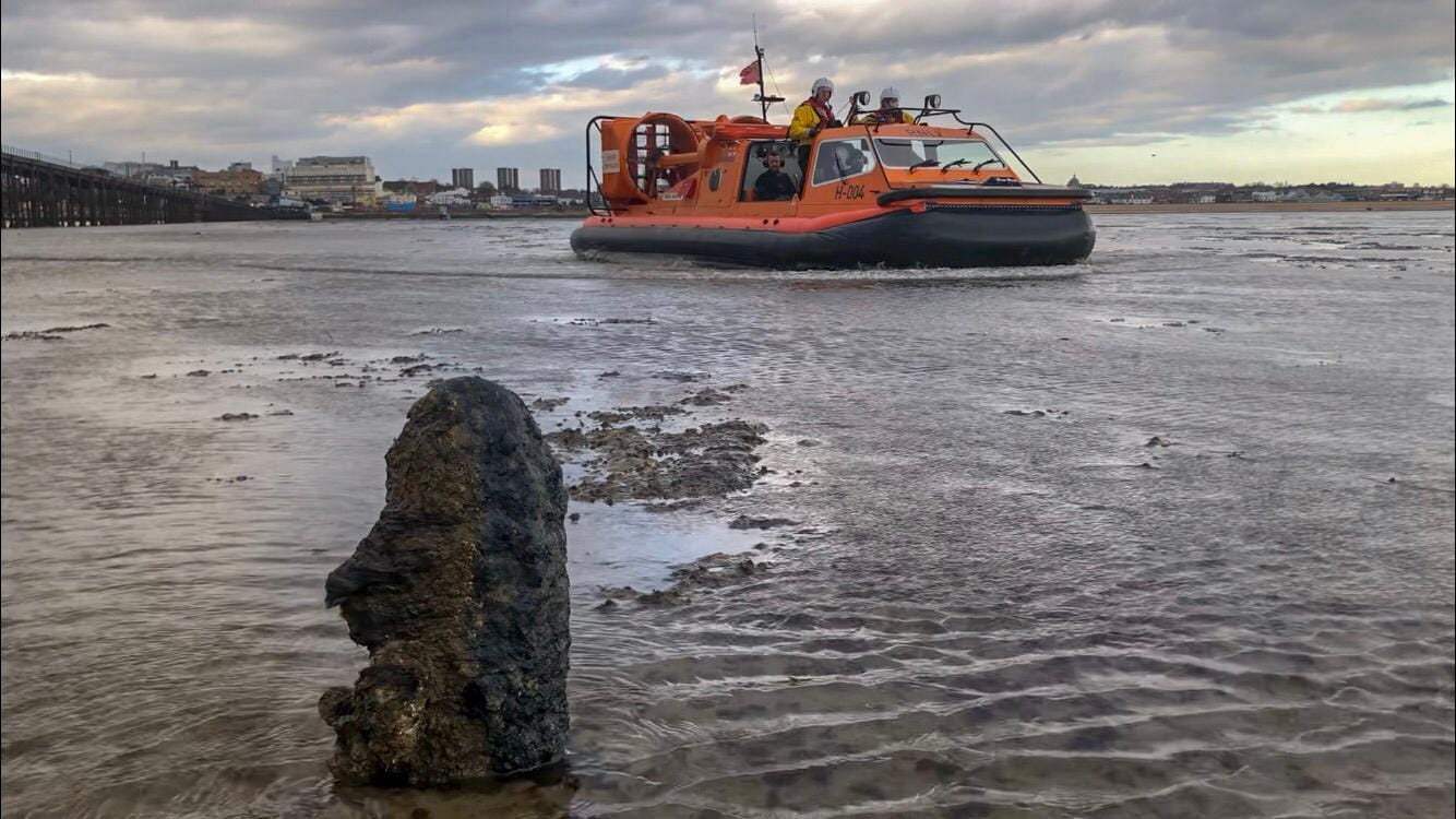 Southern Diving Unit arrive to dispose of the shell