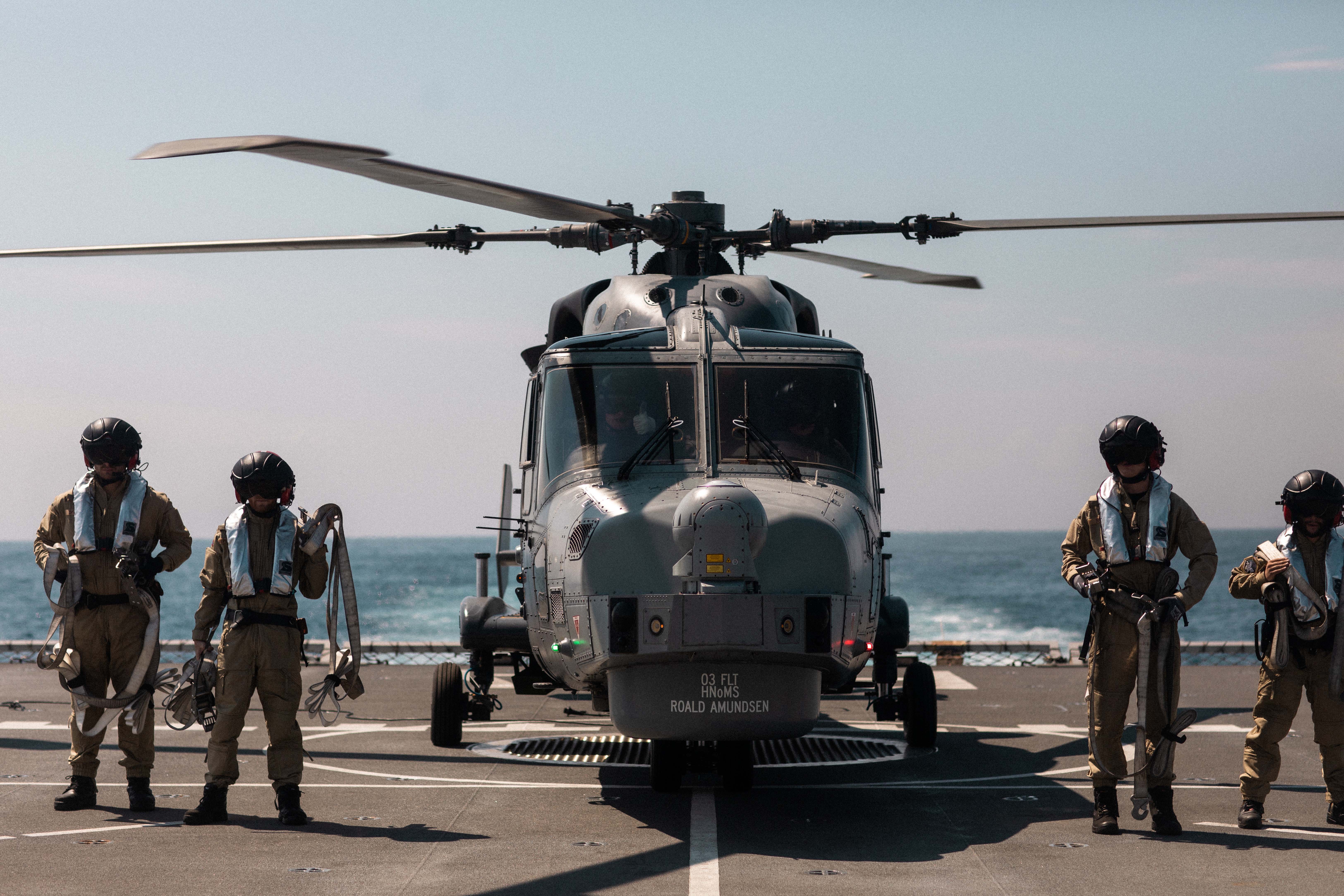 Royal Navy Wildcat-personell og KNM Roald Amundsen gjennomfører heli-operasjoner som en del av en hangarskipsstyrke under operasjon Highmast 25.