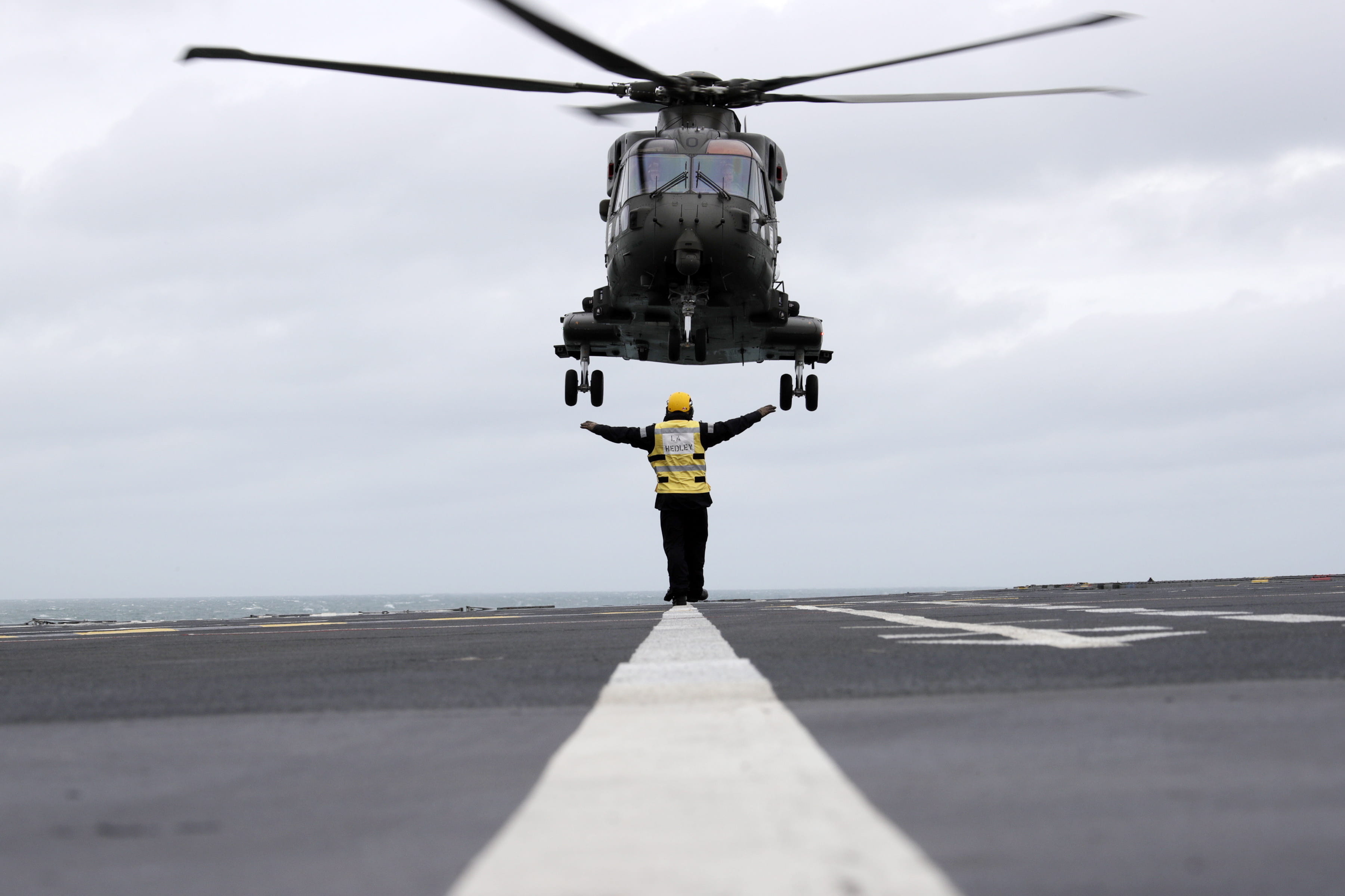 Trainee Commando aircrew learn to operate from ship