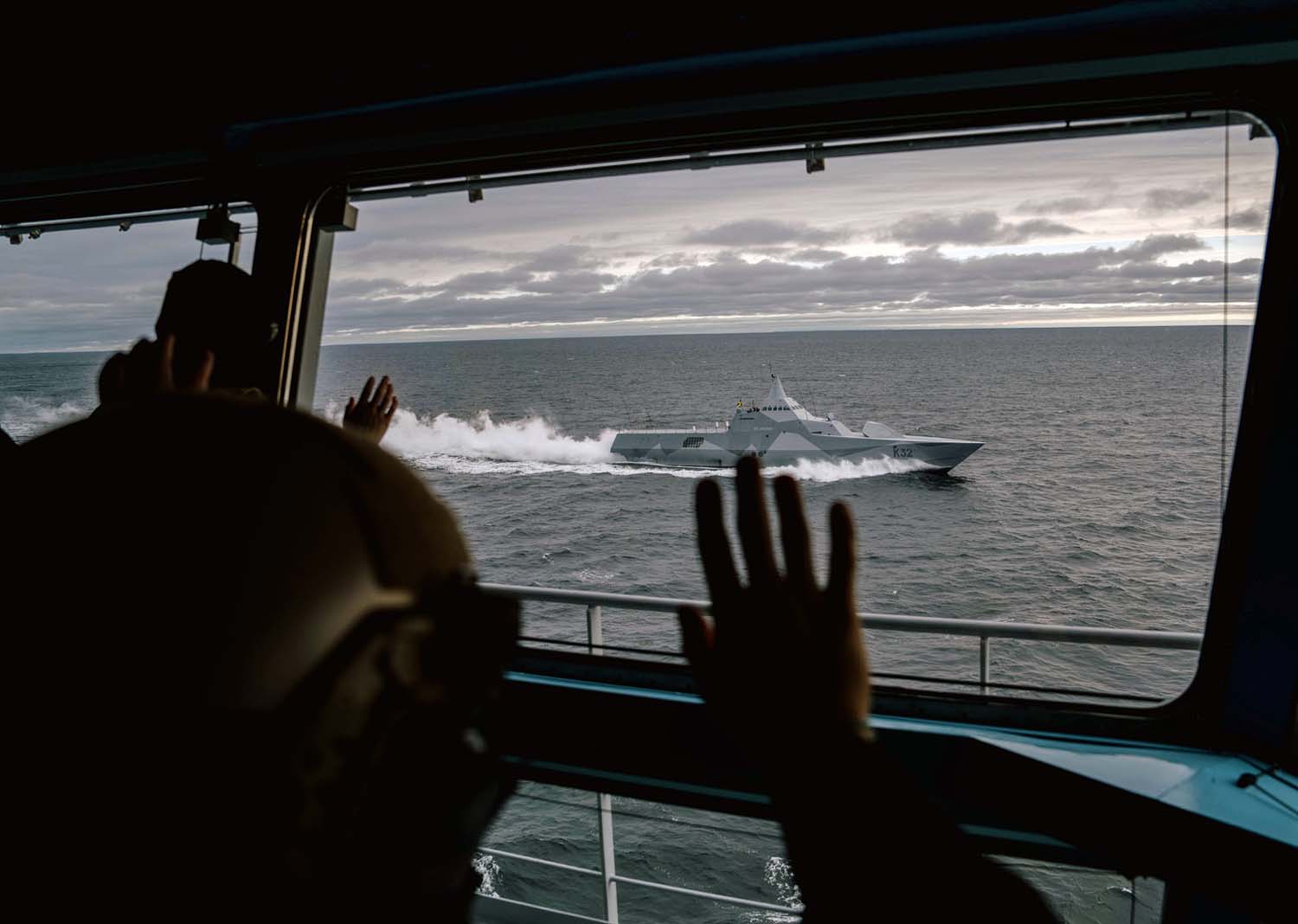 Swedish corvette Helsingborg passes HNoMS Maud