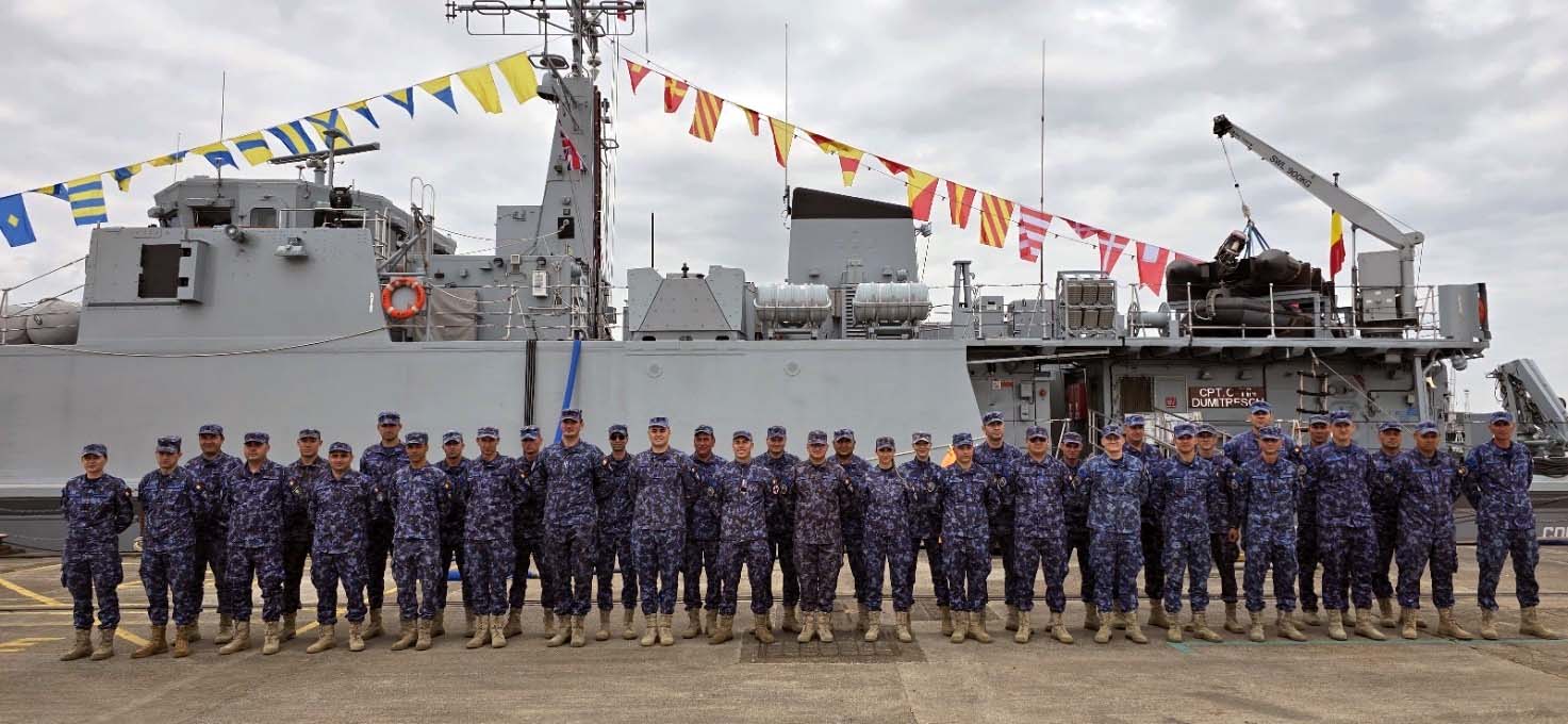 Dumitescrus crew pose next to their ship