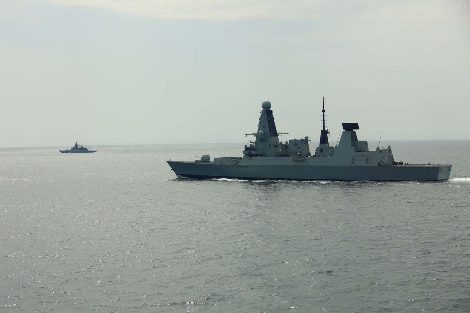 HMS Duncan shadows RFN Boikiy