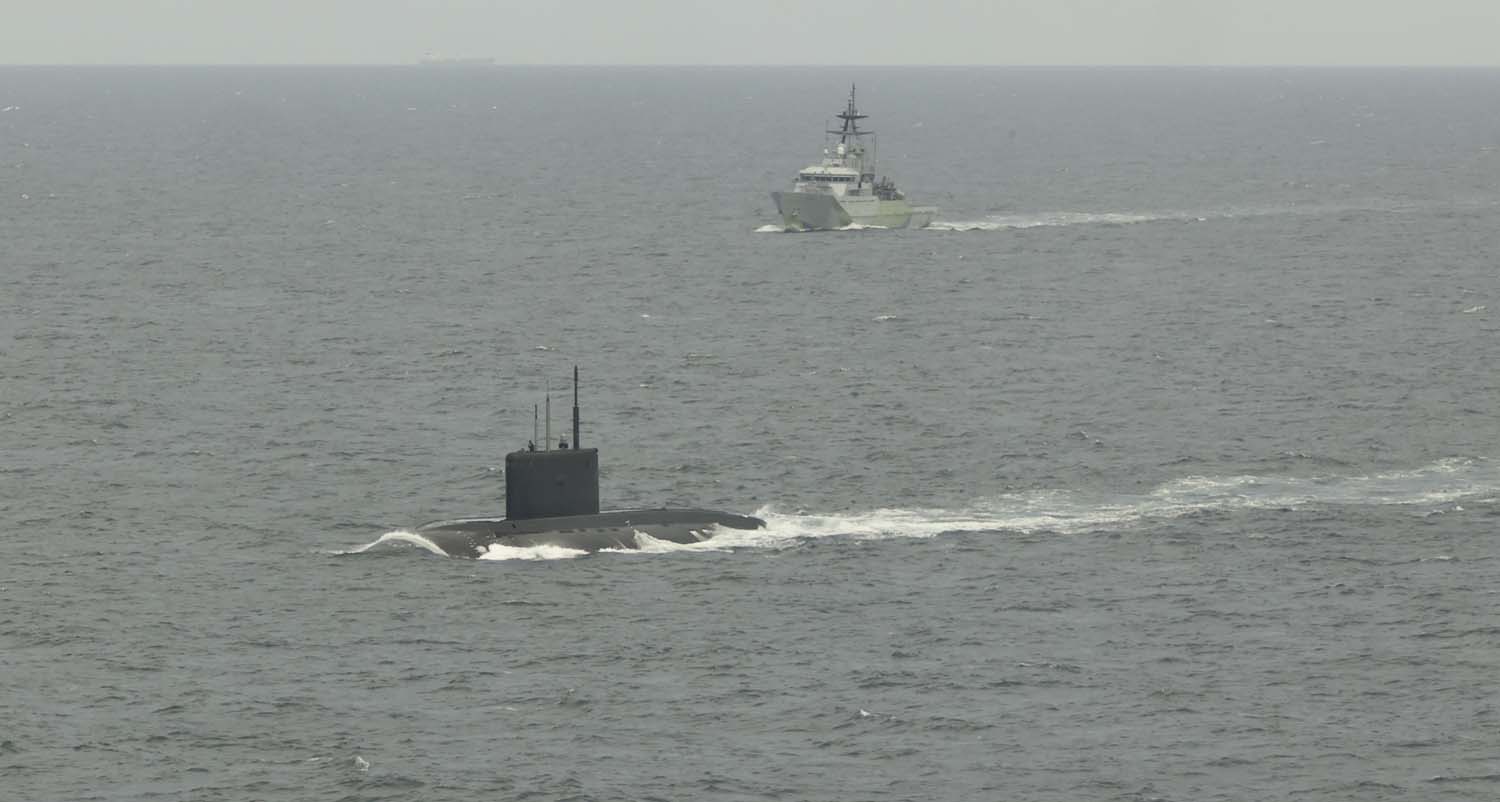 HMS Mersey tracks RFN Novorossiysk