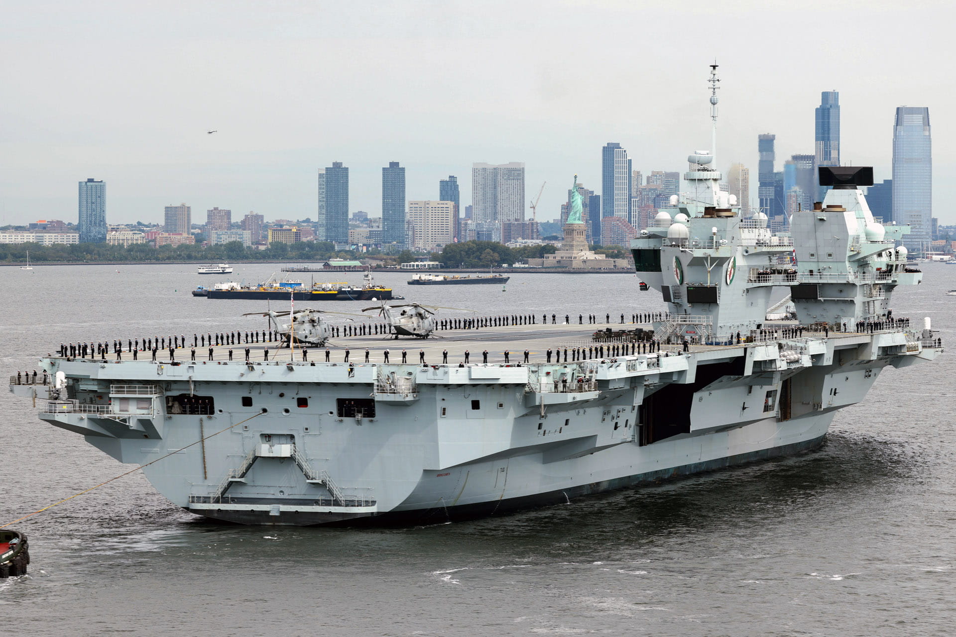 HMS Queen Elizabeth with the iconic New York skyline in the distance