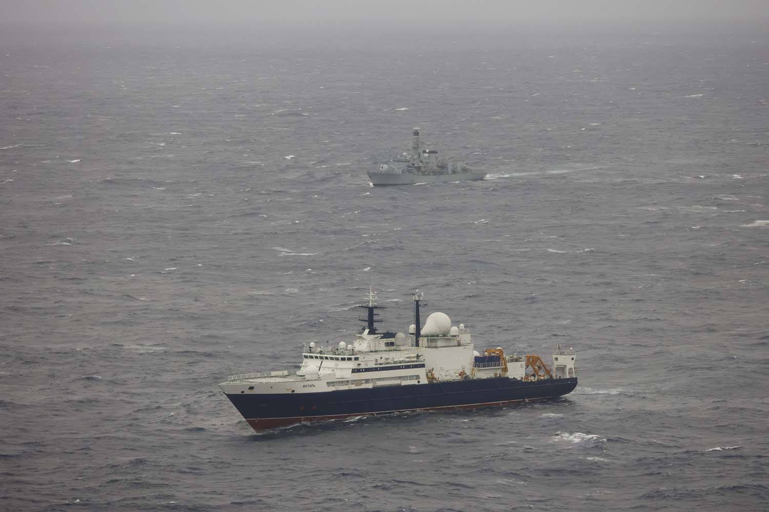 HMS Somerset tracks Yantar