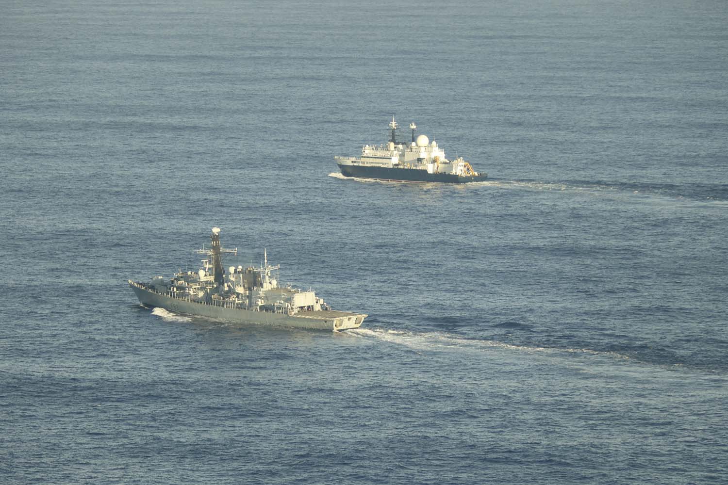 HMS Somerset tracks Yantar