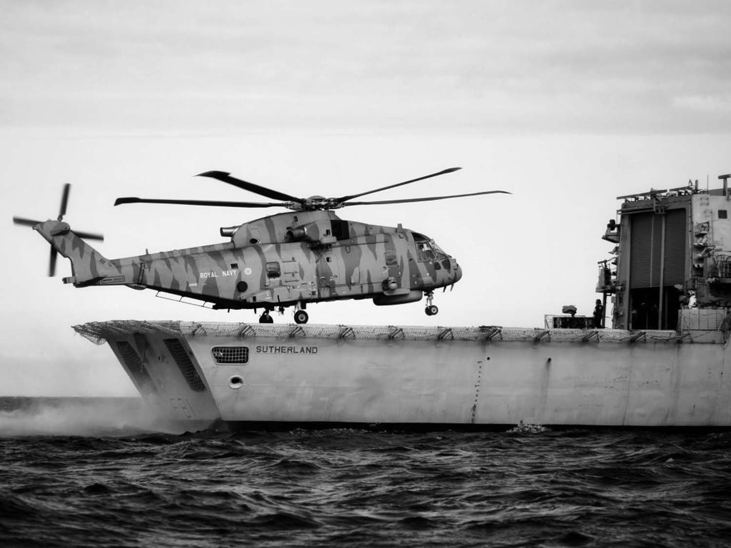 Would-be submarine commanders tested to limit by HMS Sutherland and 814 NAS