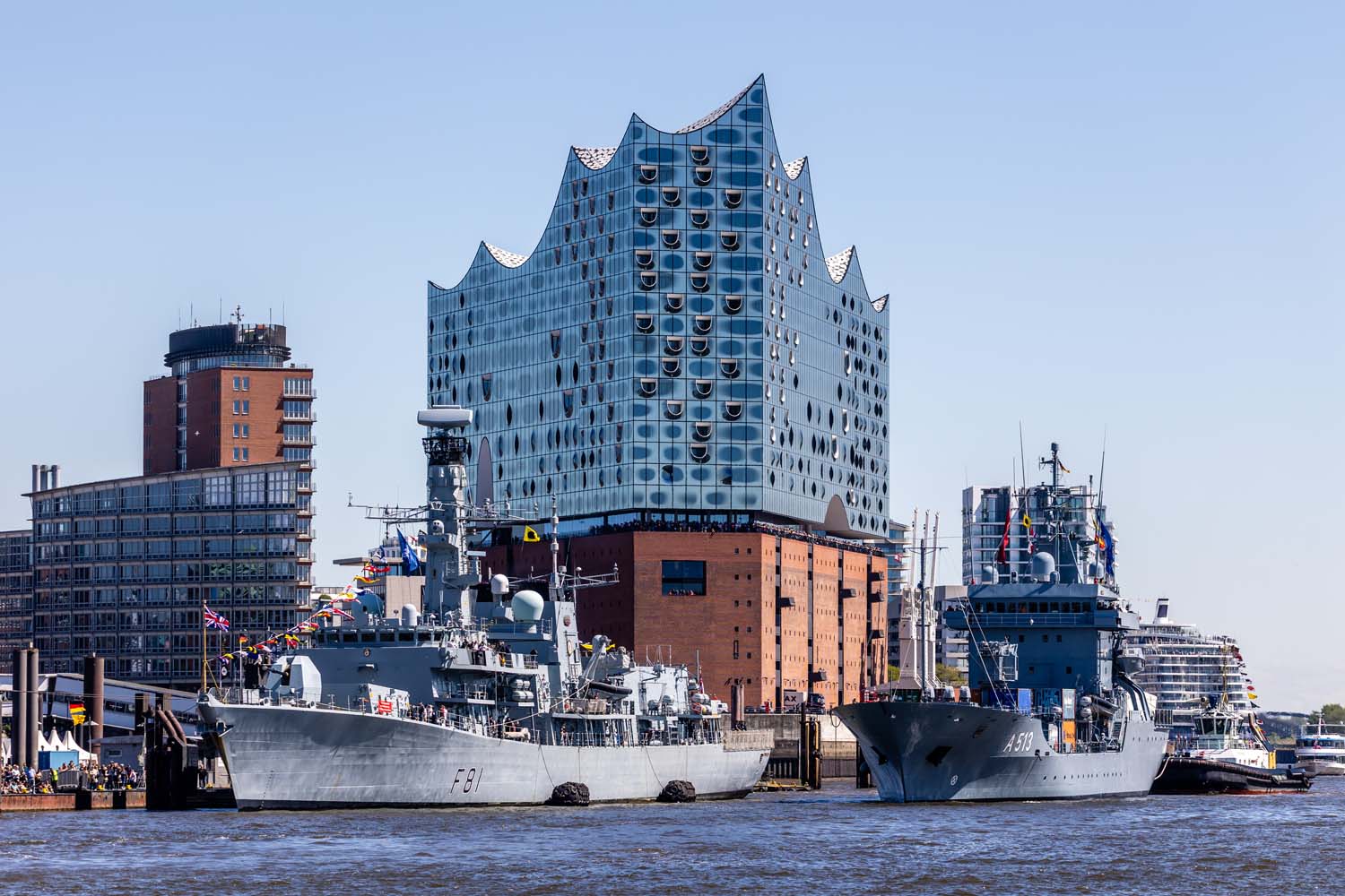HMS Sutherland in Hamburg