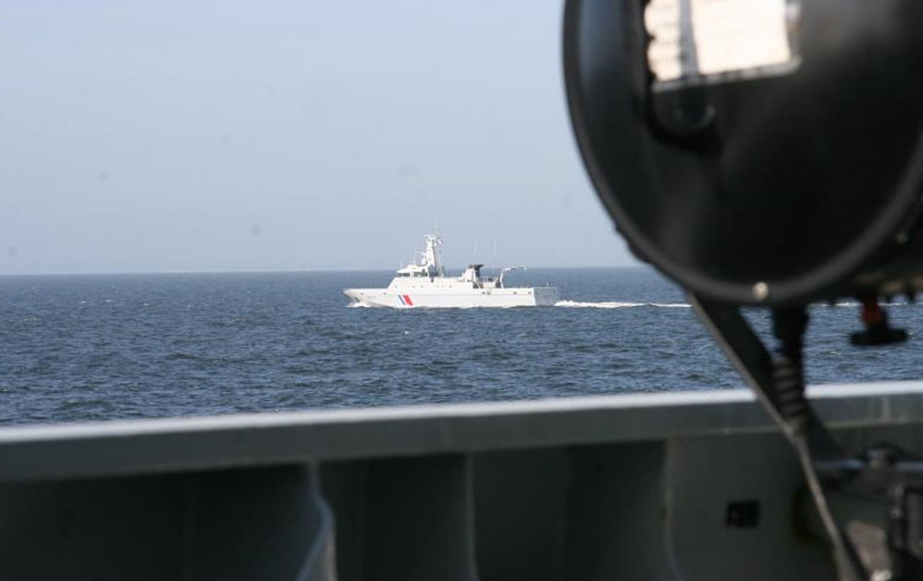HMS Tyne meets her French counterpart