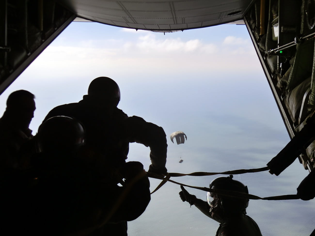Chuting stars drop in on Dorset during submarine rescue exercise