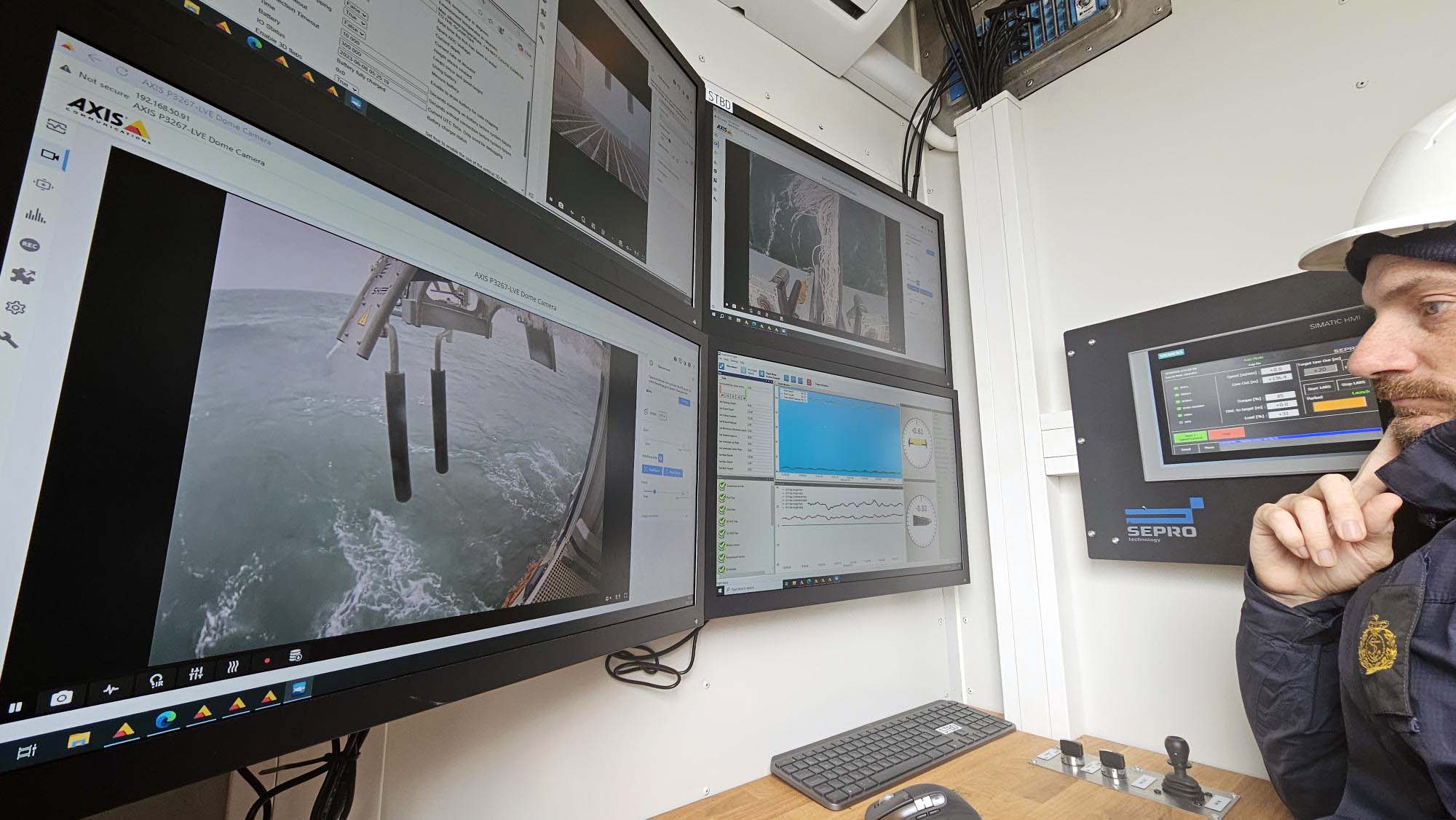 CPO Henderson monitors Scanfishs launch