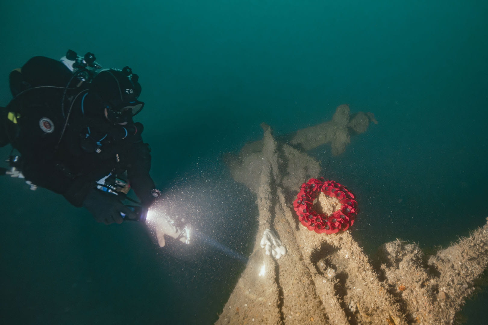 Guy Trees Credit_ Ricardo Constantino laying wreath on tiller of HMS Tiger Guy Trees Credit_ Ricardo Constantino laying wreath on tiller of HMS Tiger